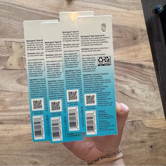 4 Neutrogena Hydro Boost Tinted Lip Oil Hyaluronic Acid in Coral Crush - Picture 3 of 3